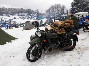 Motorradfahrer treffen sich im Winter: Elefantentreffen